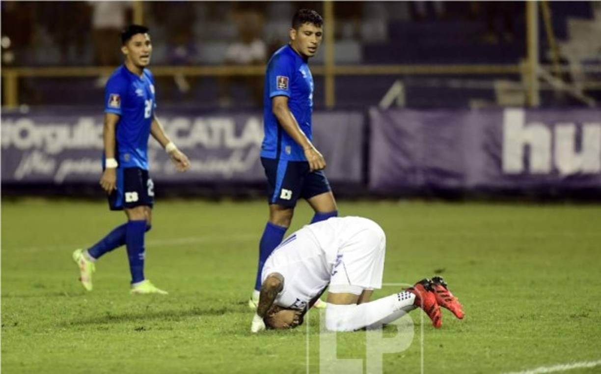 Bryan Moya se lamenta tras una ocasión fallada frente a la portería de El Salvador.