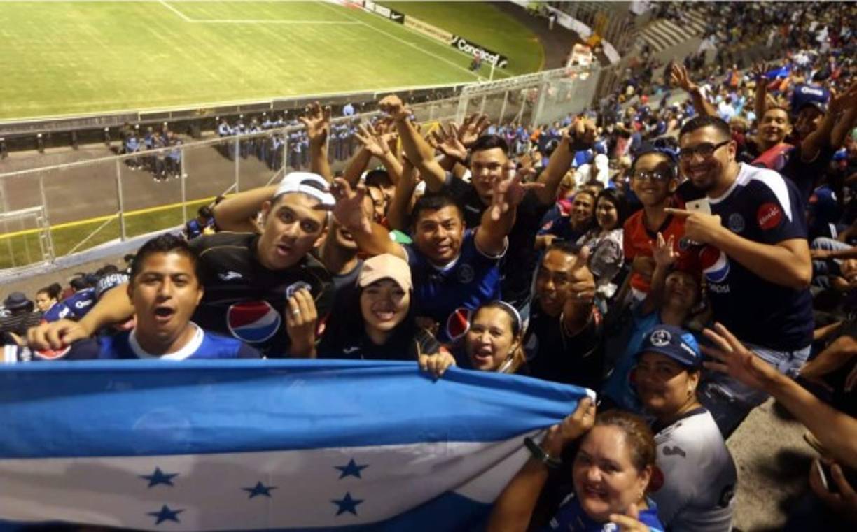 Un llenazo espectacular en el estadio Nacional de la afición del Motagua alentando a su equipo en la gran final de la Liga Concacaf contra el Herediano.