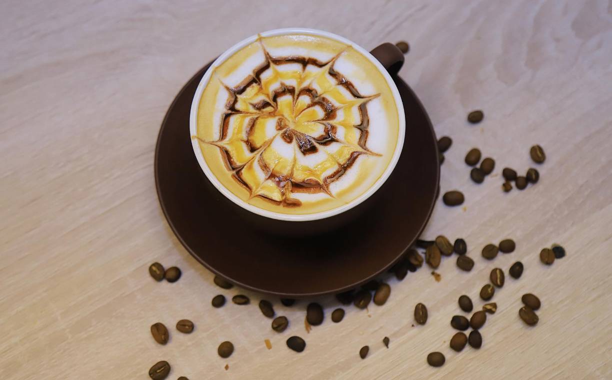 Como el café que sirven en su local, que es cultivado en El Merendón, y la repostería que les provee una emprendedora sampedrana.