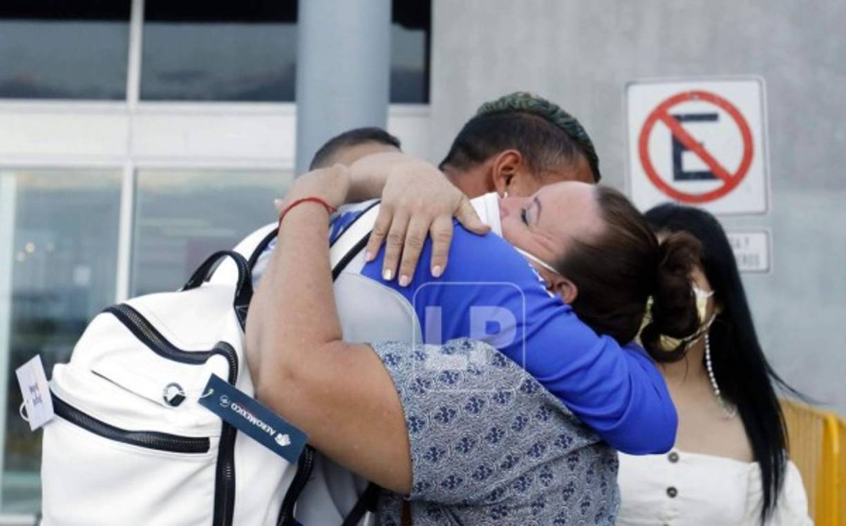 La mamá de Kervin Arriaga también llegó a recibir a su hijo.