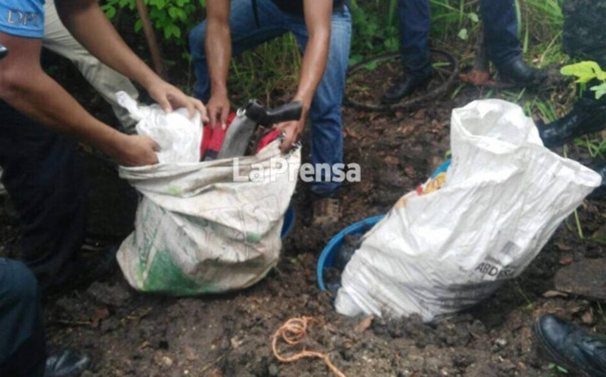 Dentro de barriles enterrados en el patio de una casa en Pimienta, Cortés, encuentras armas de fuego, droga y dinero.