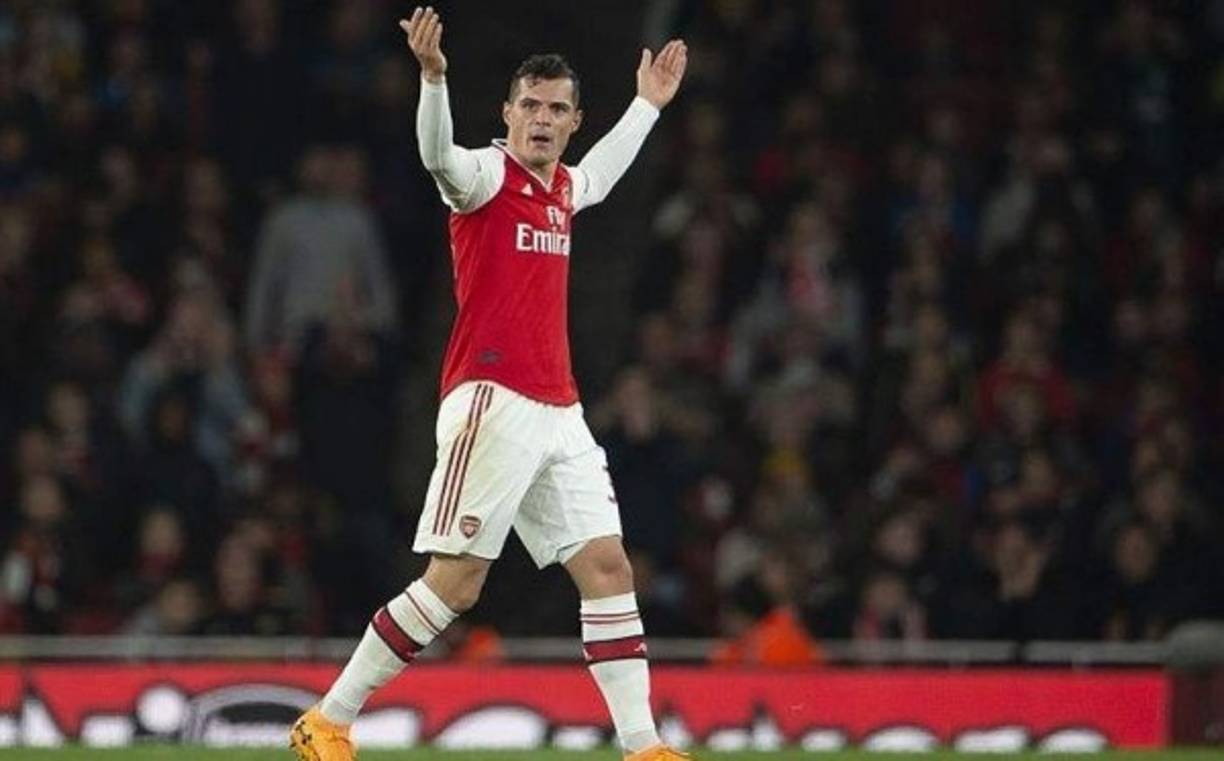 El centrocampista suizo, Granit Xhaka, ahuyentó los rumores de su despedida del Arsenal en una entrevista en los canales oficiales del club.'Estoy muy feliz de estar todavía aquí. Obviamente, he firmado un nuevo contrato y quiero devolver todo lo que pueda , primero a nuestra plantilla y luego a nuestra afición (y ellos saben que lo daré todo), en cada partido y en cada entrenamiento ' , dijo . Foto AFP.