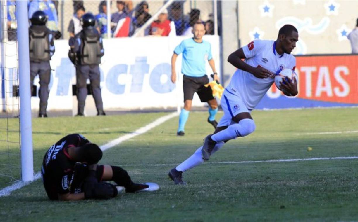 Jerry Bengtson corre con el balón tras marcar de penal el 1-0 del Olimpia, mientras Denovan Torres se quedó tendido en el suelo al no poder parar el disparo.