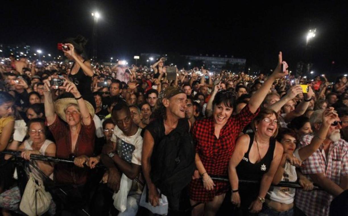 Al menos 400,000 personas, según el portal estatal Cubadebate, desbordaron la Ciudad Deportiva de La Habana en donde se desarrollo el show gratuito y al aire libre de los Stones.