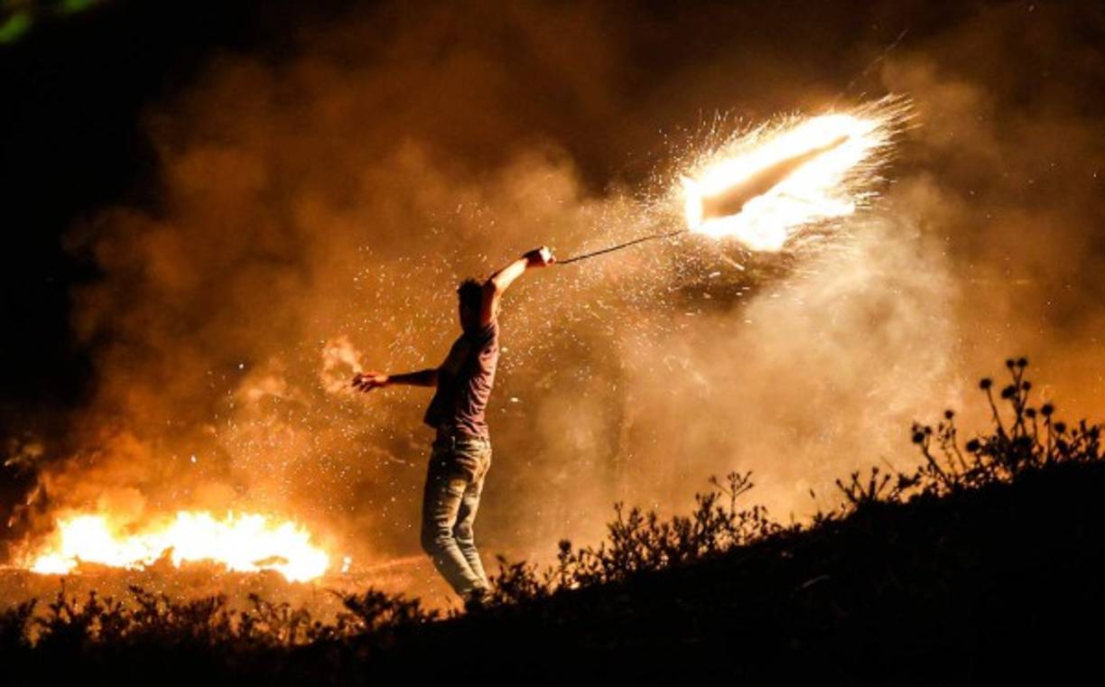 Simpatizantes de Hamás lanzaron globos incendiarios al otro lado de la frontera con Israel en señal de protesta por la celebración del 'Desfile de las Banderas', una marcha ultranacionalista israelí por Jerusalén.