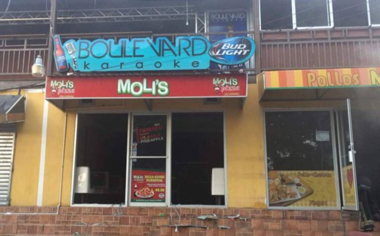 Cuatro negocios resultaron afectados por un incendio en la madrugada de este miércoles en la colonia Jardines del Valle de San Pedro Sula. Dos de los establecimientos son de comida (uno es Pollos Mamavila), uno de belleza y el bar Karaoke que está en la planta de arriba, explicó uno de los bomberos que llegó a apagar el fuego.