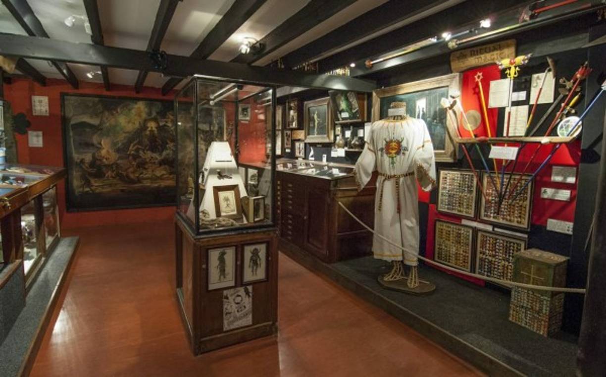 El museo de Witchcraft se halla en Francia. La colección que alberga este sitio son accesorios y objetos referentes a la magia negra.Foto: viajeyviaje.com