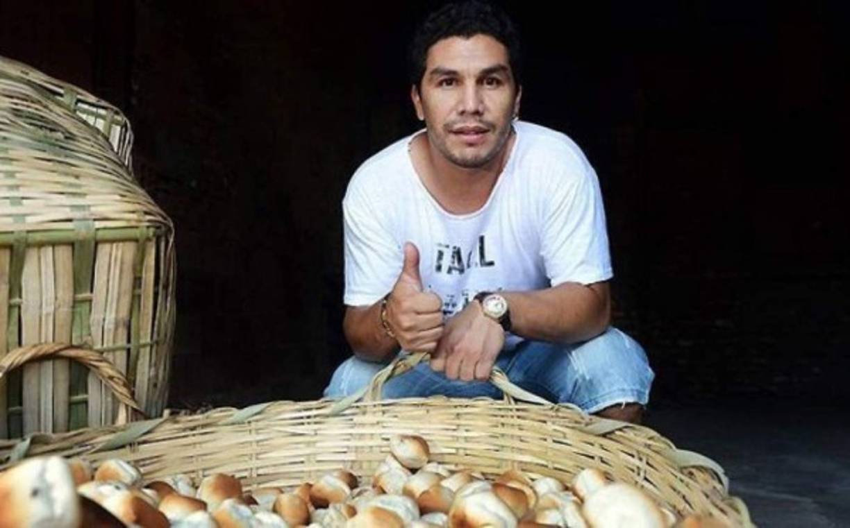 A Salvador Cabañas le dio la espalda su esposa al extremo que le quitó gran parte de lo que obtuvo como futbolista. Debido a esto, se desempeñó por un tiempo como panadero en donde le ayudaba a su padre en la panadería con la que cuenta.