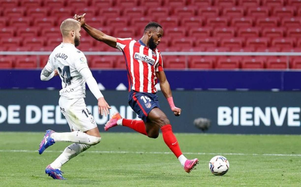 El Atlético de Madrid también confirmó la salida de Moussa Dembelé, que llegó en el mercado de invierno para cubrir la baja de Diego Costa, pero no ha llegado a ser protagonista en el título de Liga que ha conquistado el equipo de Diego Simeone. El delantero francés regresará al Olympique de Lyon y buscará una salida.<br/><br/>Foto - Twitter @Atleti