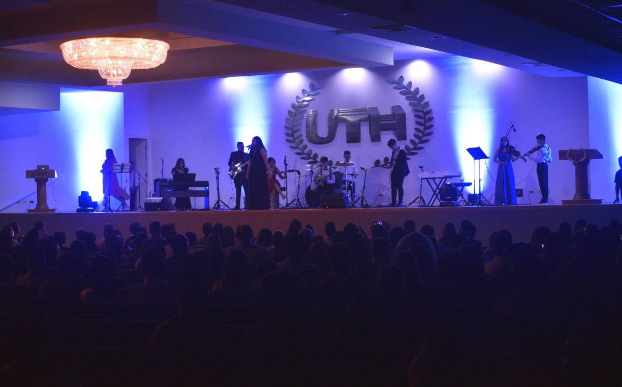 Piano, violín, bajo, batería, guitarra eléctrica, guitarra acústica, saxofón y flauta son algunos de los instrumentos que los 9 graduandos aprendieron a ejectutar perfectamente durante el curso recibido.