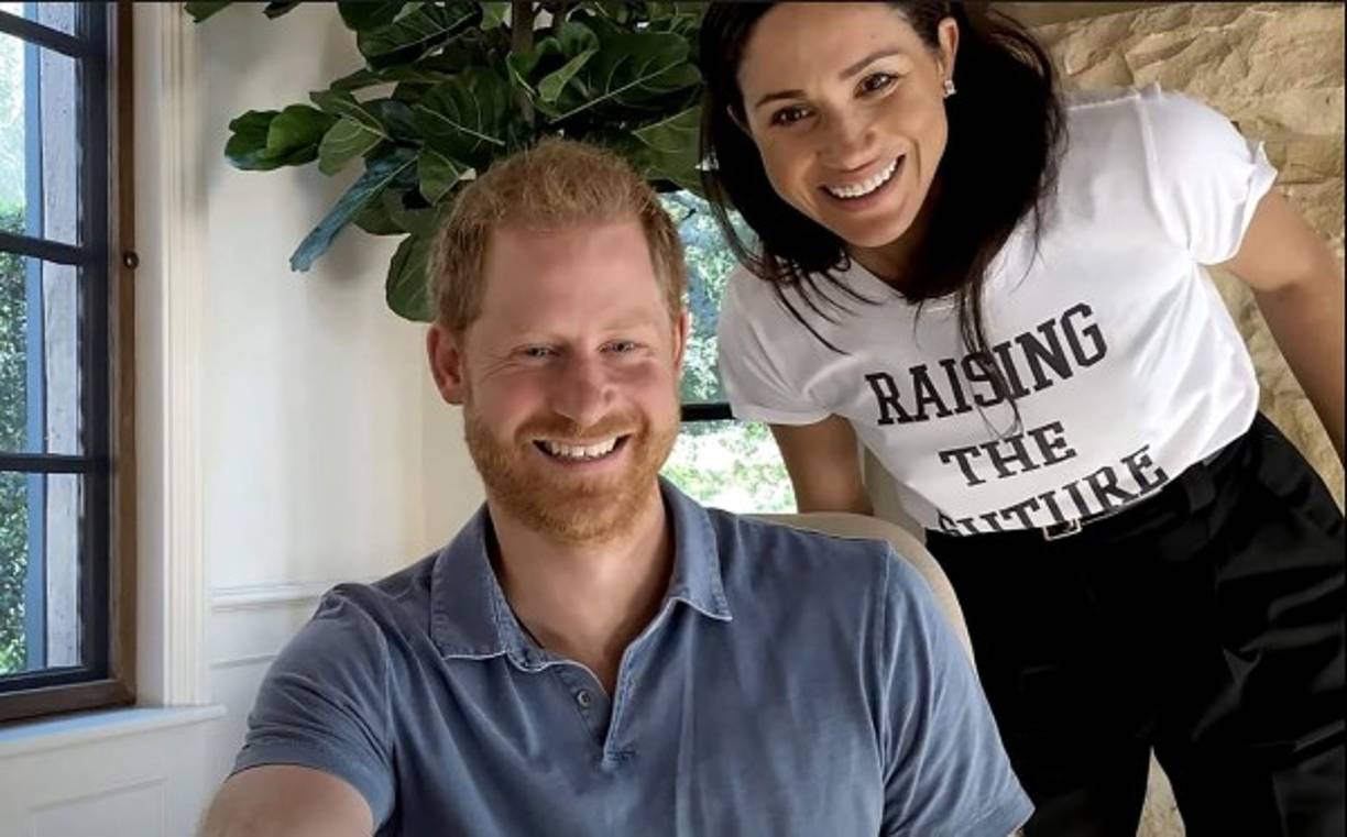 En la serie de cinco episodios, Harry comparte detalles de cómo fue su vida con los Windsor tras la muerte de su madre, su lucha por mantener su estabilidad mental y redobla los ataques contra su padre por negarse a ayudar a su esposa, la ex actriz Meghan Markle, cuando esta manifestó sentir que quería acabar con su vida.