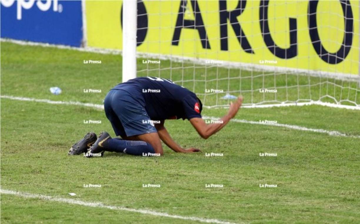 El enfado de Marcelo Pereira, golpeando el césped tras marcar el autogol.
