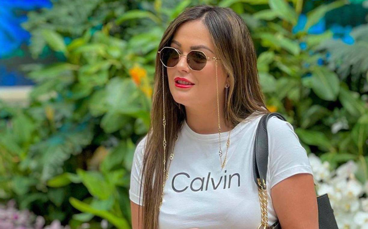 Esposa de futbolista ha generado revuelo al señalar que su esposo le informó que los árbitros le “ayudan al equipo” donde formó parte.