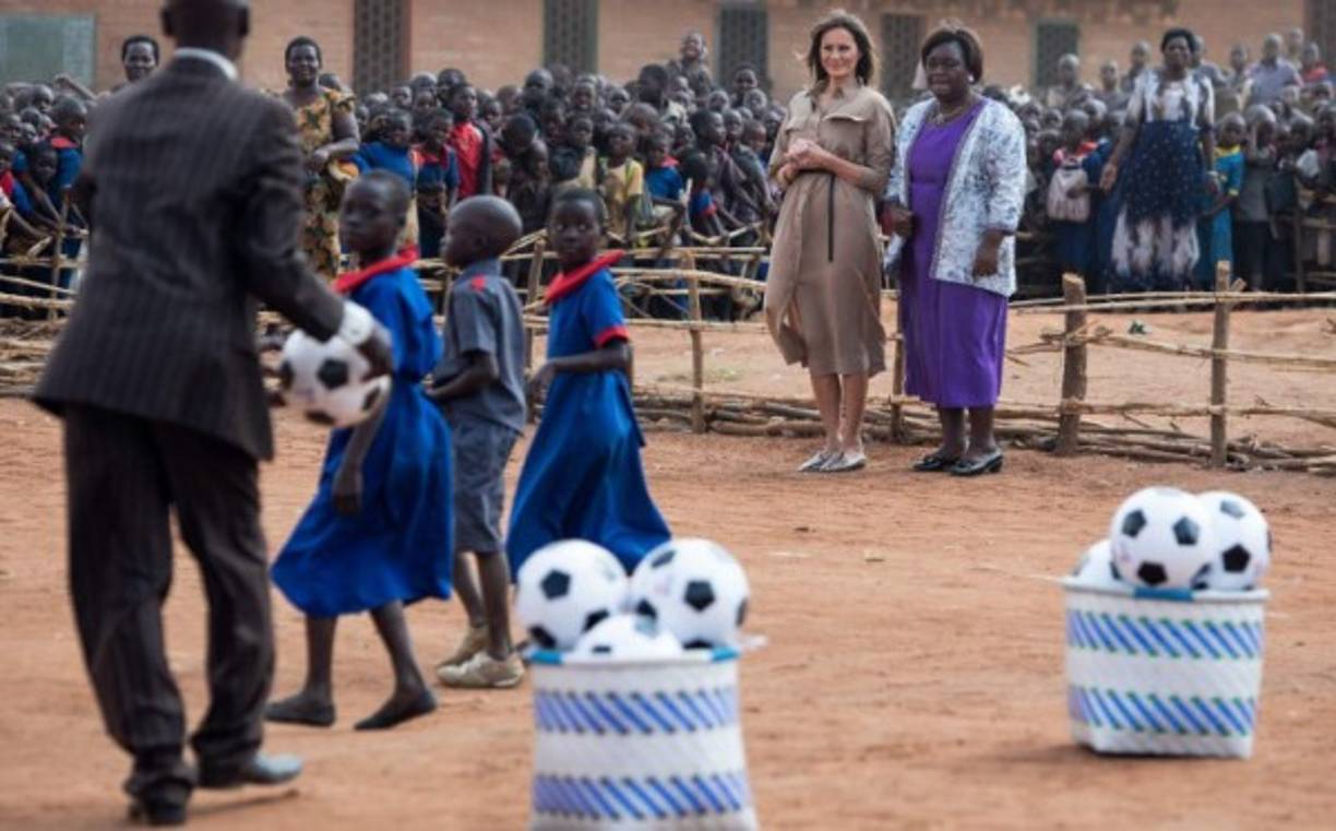 Melania también donó material educativo, como parte de su iniciativa 'Be Best' (Sé mejor), y balones de fútbol con el logotipo de la Casa Blanca, que rápidamente fueron usados por los más pequeños.