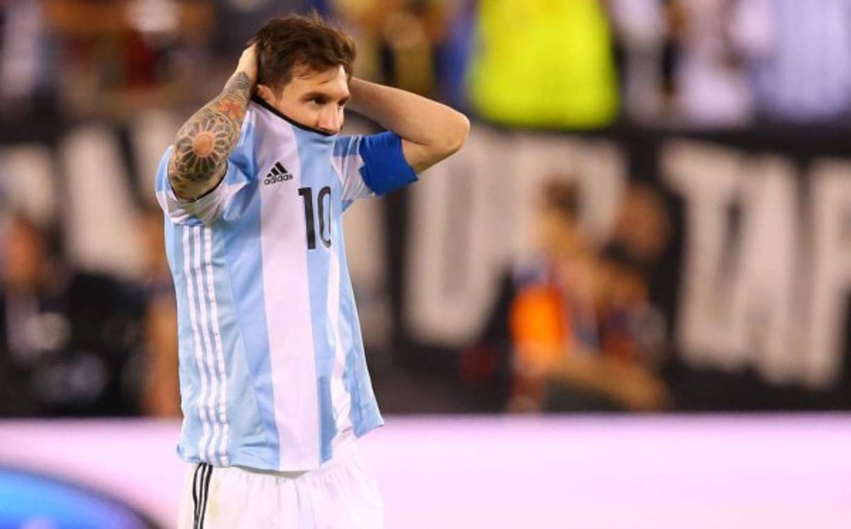 Lionel Messi, ganador de todos los títulos con el Barça y cinco veces Balón de Oro, pero siempre criticado por no levantar un trofeo con la Selección Argentina. Hoy decidió renunciar de la Albiceleste.