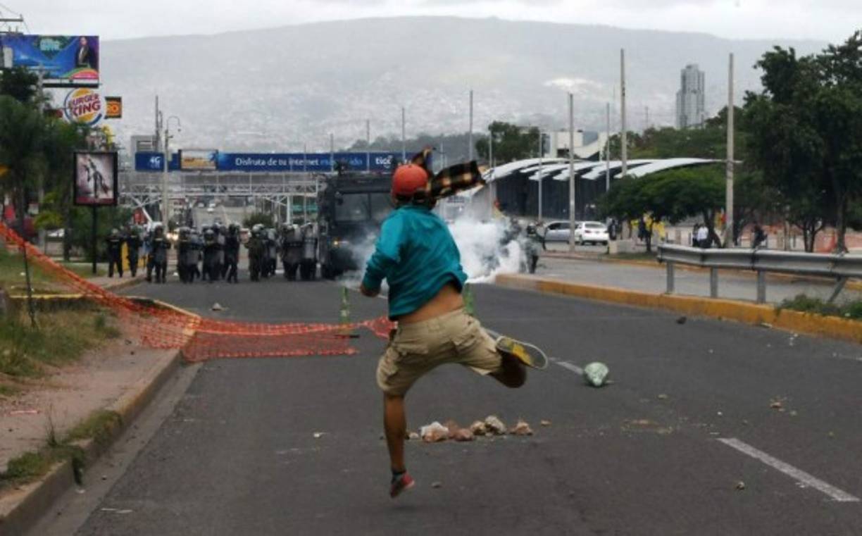 Un contingente de la Policía Nacional de Honduras desalojó este martes a un grupo de estudiantes de la Universidad Nacional Autónoma de Honduras (Unah), que se habían tomado el bulevar Suyapa exigiendo la salida de la rectora Julieta Castellanos. El Movimiento Estudiantil Universitario (MEU), que mantiene una toma de instalaciones de la Unah desde hace 28 días, irrumpió esta madrugada en el edificio administrativo en Tegucigalpa, capital de Honduras, en una actividad denominada 'martes de capuchas'.
