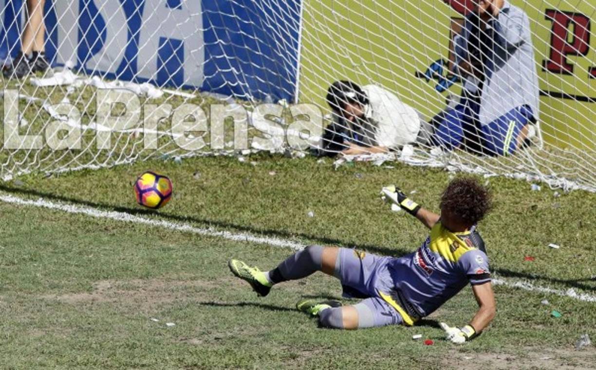 Kevin Hernández no pudo adivinar a donde iba el disparo de penal.