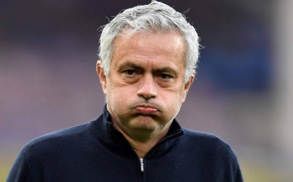 Tras haber sido recientemente destituido por el Tottenham, José Mourinho no ha dejado de sonar para llegar al banquillo de algunos clubes de Europa. Sin embargo, el estratega luso, según ha confesado, va a ejercer de analista en televisión y no cree que regrese a entrenar ni siquiera en 2022. Foto AFP.
