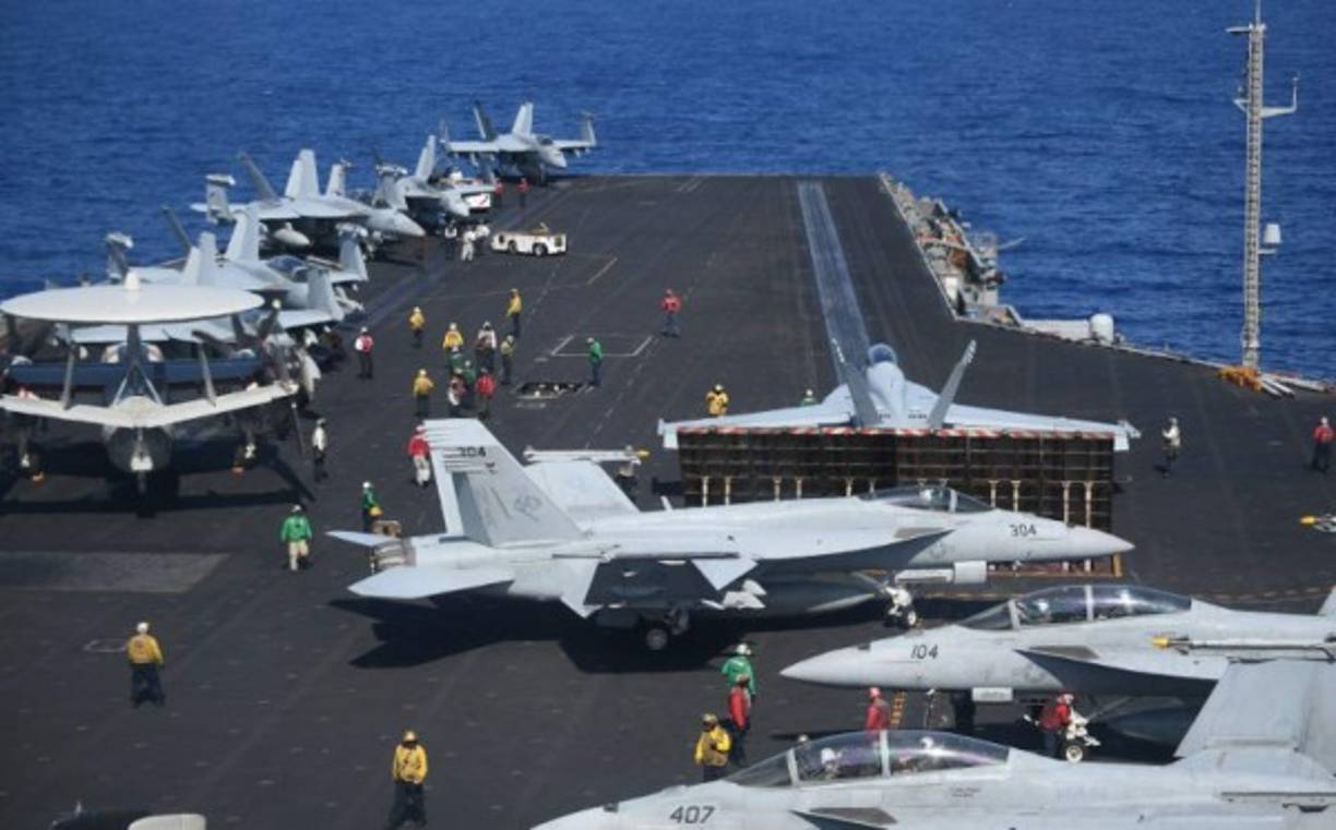 El portaaviones nuclear USS Theodore Roosevelt se encuentra en las cercanias de Singapur y también podría sumarse a la flota que se dirige al Mediterráneo.