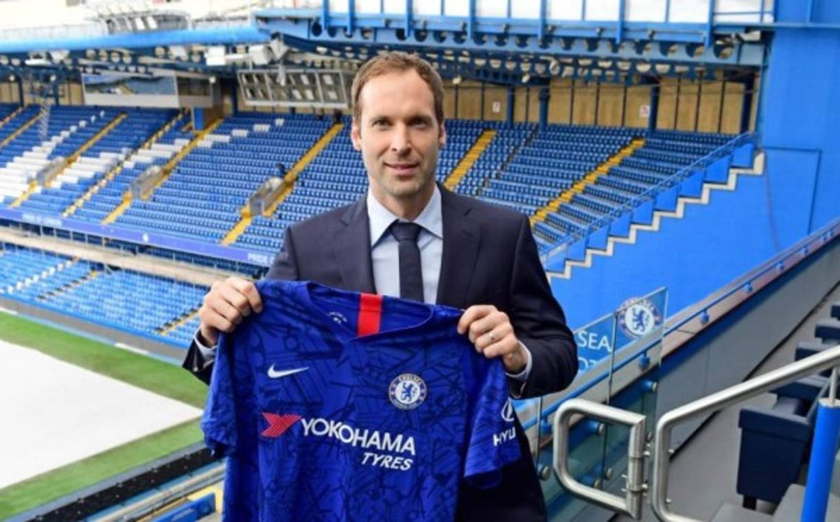 OFICIAL: Después de haber puesto fin a su carrera como futbolista profesional, Petr Cech ha regresado al Chelsea. La leyenda de la portería será el nuevo asesor técnico del club de Stamford Bridge. En teoría este es el paso previo que abonará en breve la llegada de Frank Lampard para hacerse cargo de los 'blues'.