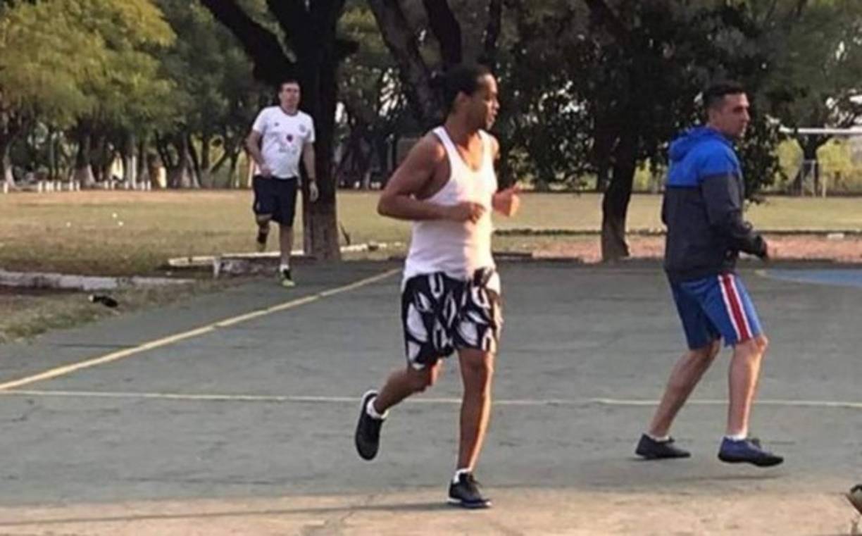 Además de haber incursionado en la carpintería, Ronaldinho no olvida la pelota e inclusive los reos lo han invitado a participar en un torneo de fútbol, aunque le han puesto una serie de condiciones.