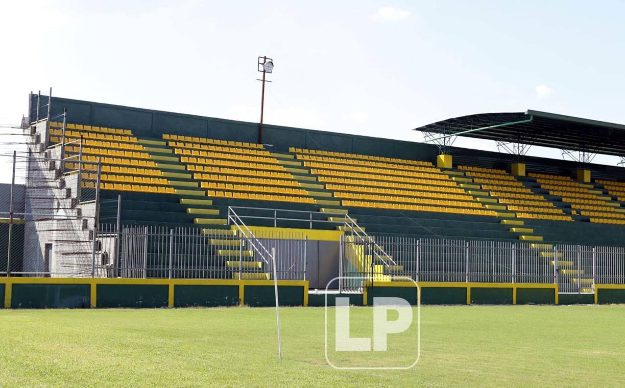 La directiva del Parrillas One tuvo que reinvertir en el césped porque las inundaciones del 2020 arrasaron con todo y quedó dañado.