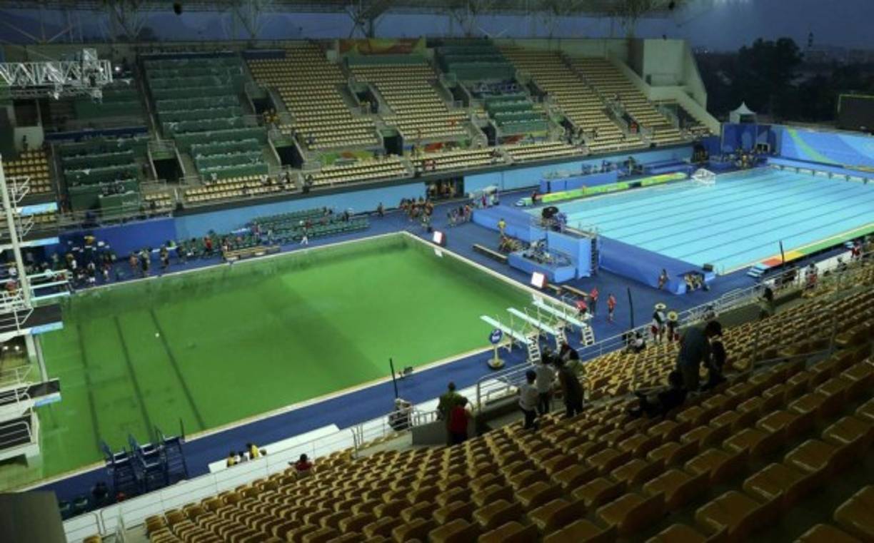 Lo de las piscinas llamó mucho la atención. En un sector el agua color verde yel otro azul. Al final fue por unos químicos.