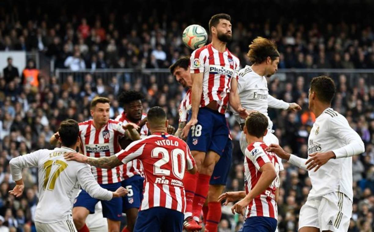 Todos en la lucha por el balón tras un córner.