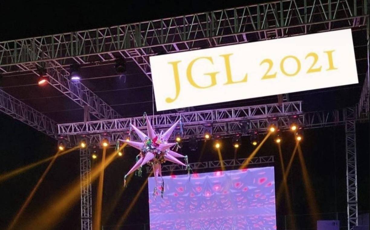 Las imágenes publicadas muestran las iniciales del capo en la tarima de la fiesta así como en los envoltorios de los regalos.