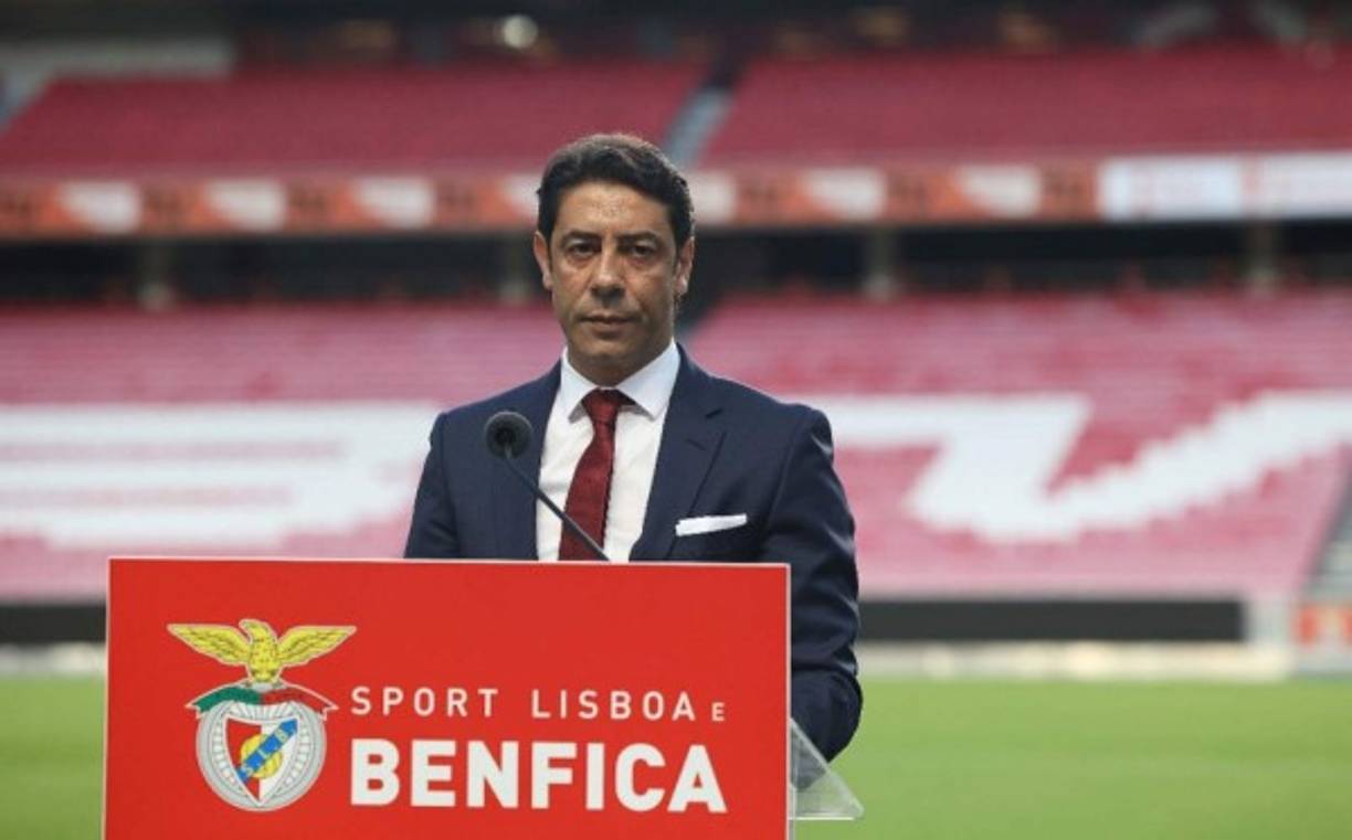 Rui Costa, nuevo presidente del Benfica. El ex futbolista portugués toma las riendas del club después del arresto de Luis Felipe Vieira por fraude fiscal.<br/><br/>A continuación el comunicado del Benfica: 'El Benfica informa que, en los términos que se establecen en los estatutos y en virtud de la comunicación realizada hoy por el presidente Luís Filipe Vieira, el vicepresidente Rui Manuel César Costa, asume, con efecto inmediato, la presidencia del Benfica, por del artículo 61 de los estatutos del Club'.<br/><br/>Foto - @SL_Benfica
