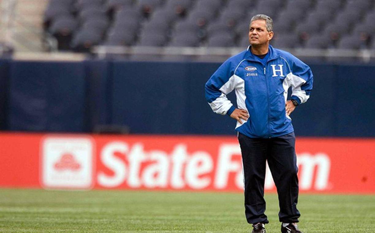 Reinaldo Rueda estuvo al frente de selección de Honduras entre 2007 y 2010, disputando 60 partidos en donde obtuvo 33 triunfos, 7 empates y 28 derrotas con un total de 98 goles anotados y 58 recibidos. En las eliminatorias a Sudáfrica 2010, ganó 10 partidos de 17 posibles, incluyendo dos victorias ante México. Con el colombiano la selección hondureña rompió una sequía de 28 años sin poder ir a un Mundial.