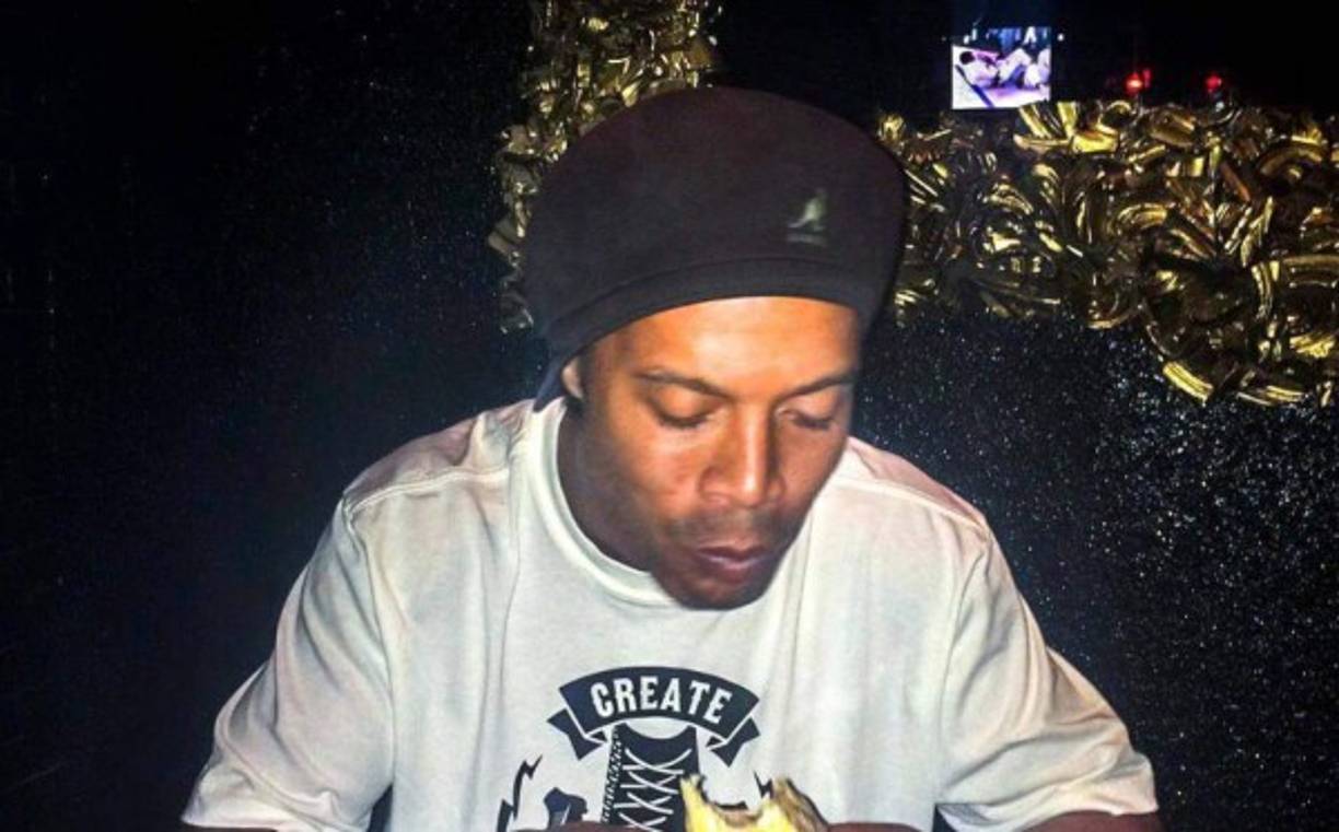 Ronaldinho no consume comida que proveen en la penitenciaría: ingiere la que le llevan sus abogados. El fin de semana, por ejemplo, probó hamburguesas.