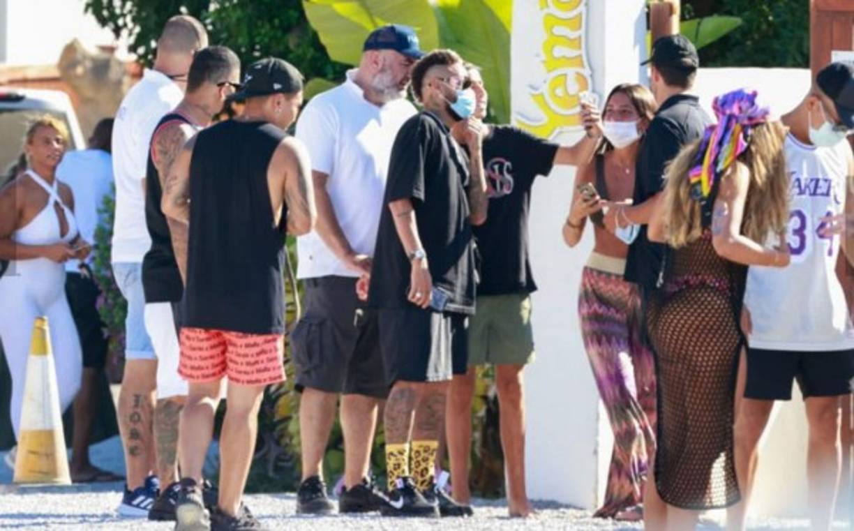 Neymar se fue a Ibiza y en su momento compartió con seguidores que le pedían fotos.