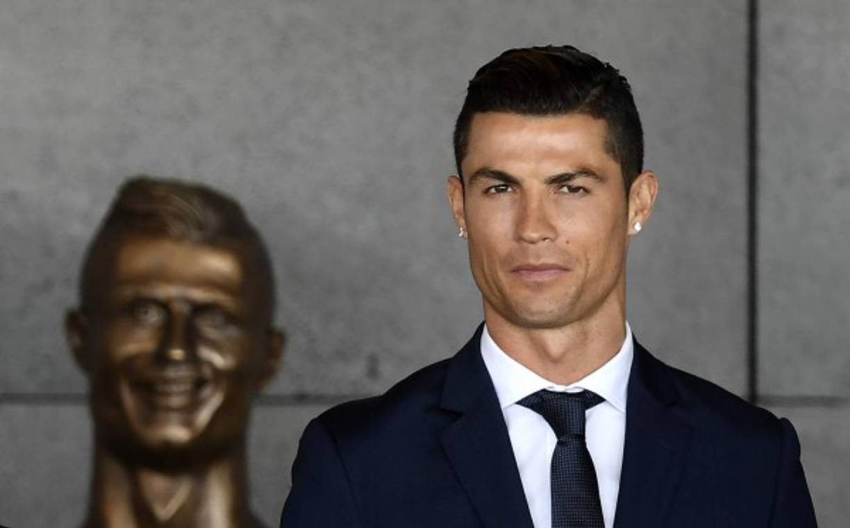 Un polémico busto con la cara de Cristiano Ronaldo fue desvelado el pasado miércoles en el aeropuerto de Madeira, suscitando numerosas bromas en las redes sociales.