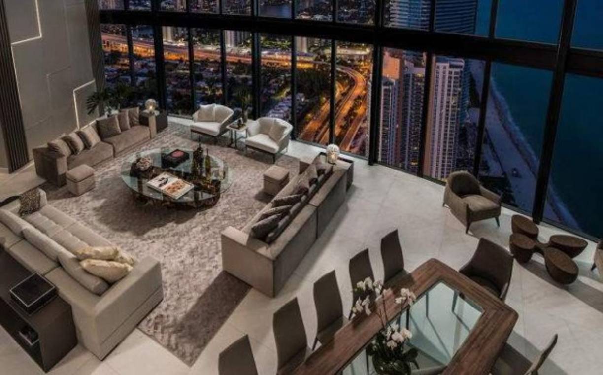 La vivienda cuenta con techos altos y ventanas de suelo a techo con increíbles vistas. Los acabados de alta gama y los muebles de Artefacto le aportan un plus de exquisitez.