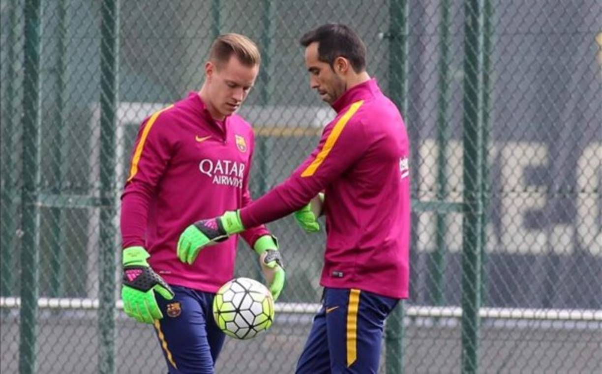 Ter Stegen y Claudio Bravo se podrían volver a encontrar en Manchester City tras ser compañeros en el Barcelona.
