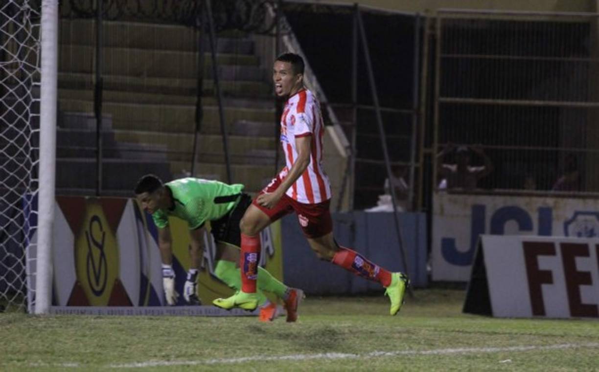 Carlos Meléndez, el defensa goleador del Vida, no falló el penal ante Harold Fonseca.