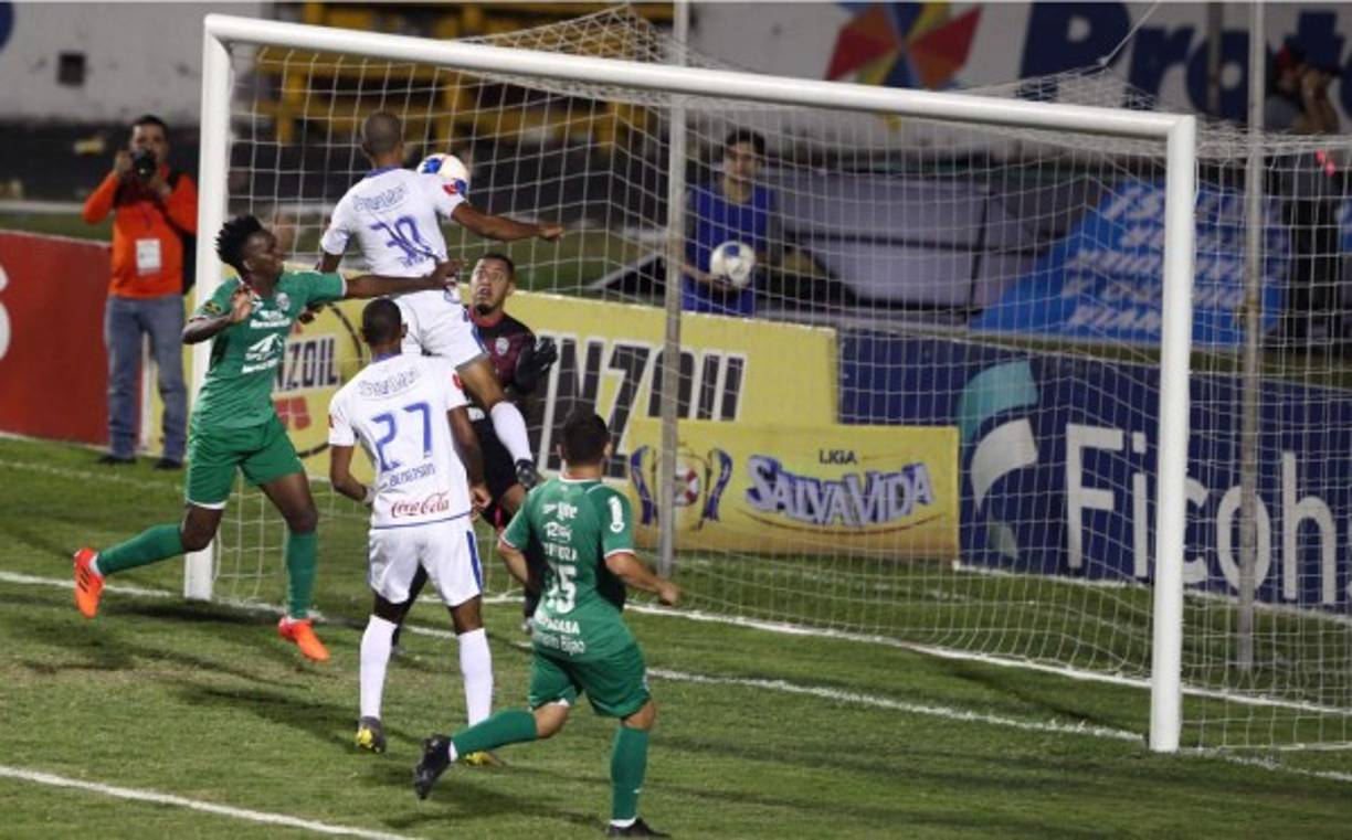 Eddie Hernández entró de cambio en los últimos minutos y llegó a meter el 4-0 así, con el pecho.