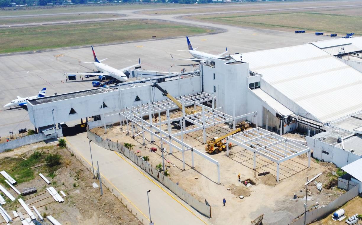 El personal trabaja en la ampliación de las terminales que se espera esté concluida a finales de este año.