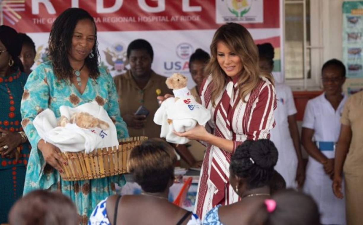 Melania, que no ofreció ningún discurso, regaló juguetes a los pequeños pacientes y aquellos que compartieron con ella dijeron que contrariamente a su imagen misteriosa, fue 'cálida' y 'amable' en vivo.