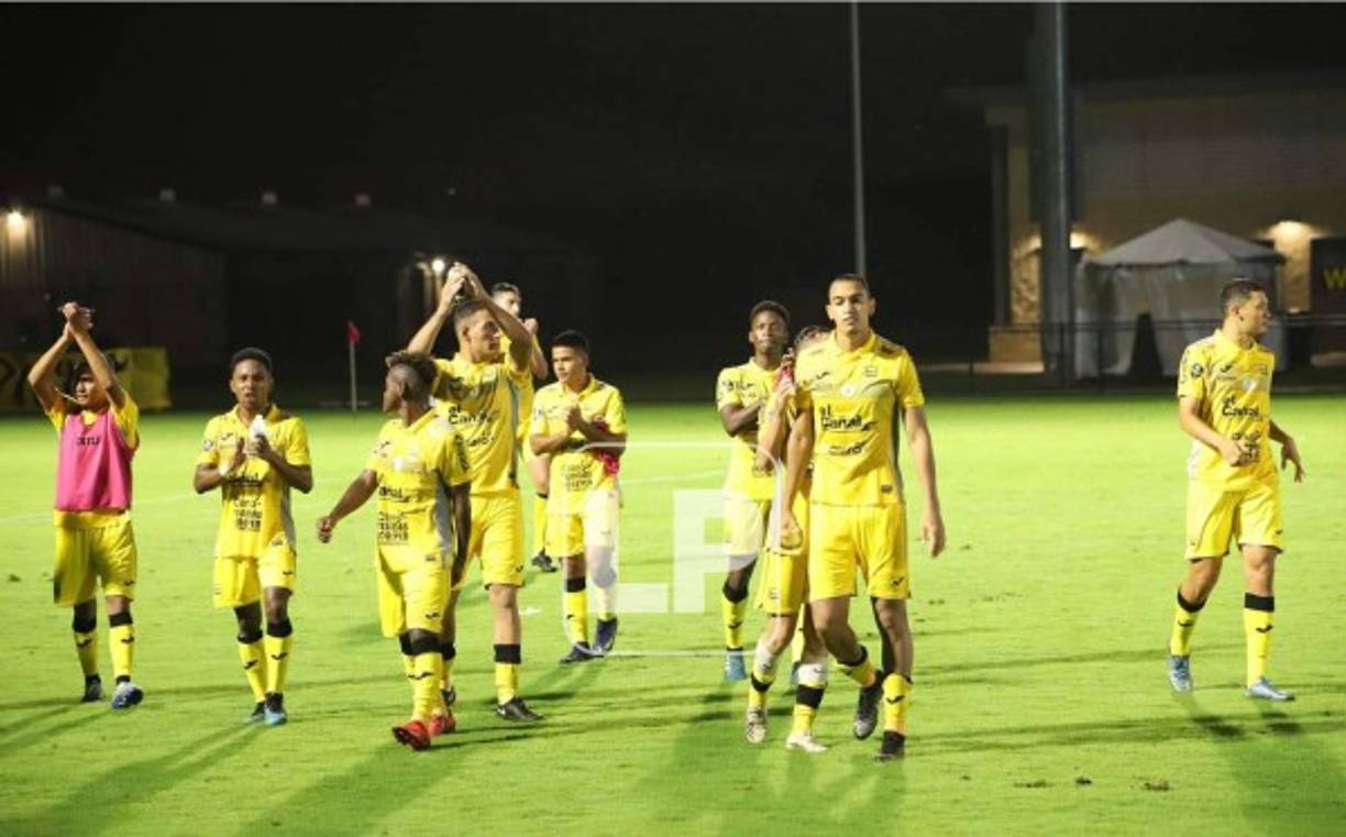 Al final del partido, los jugadores del Real España se acercaron a los aficionados aurinegros que llegaron al estadio para agradecerles el apoyo y saludarlos.