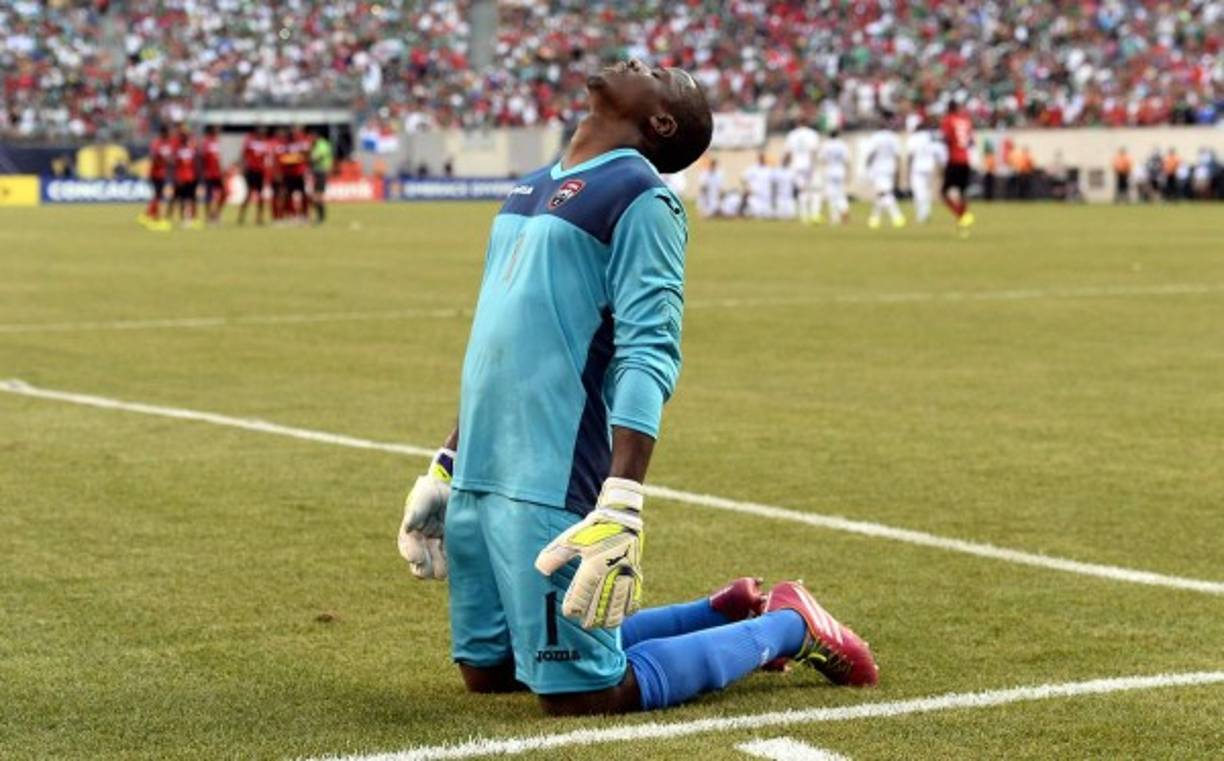 El guardameta Marvin Phillip se encomienda durante la tanda de penales. Foto AFP