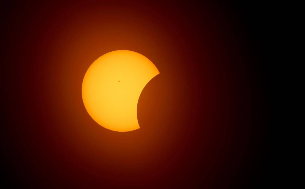 En esta localidad costera del occidente de México, el fenómeno se observó desde las 9:51 hora local (16:51 GMT) hasta las 12:32 (19:32 GMT) y la fase total del eclipse duró 4 minutos con 20 segundos de las 11:07 (18:07 GMT) a las 11:11 (18:11 GMT).