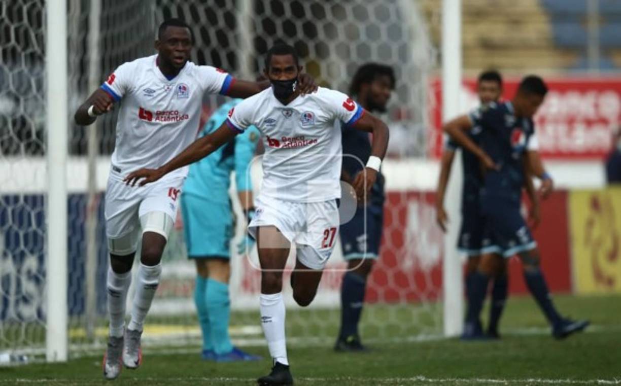 Jerry Bengtson corre a celebrar con Yustin Arboleda su gol para el 1-0 ante Motagua.
