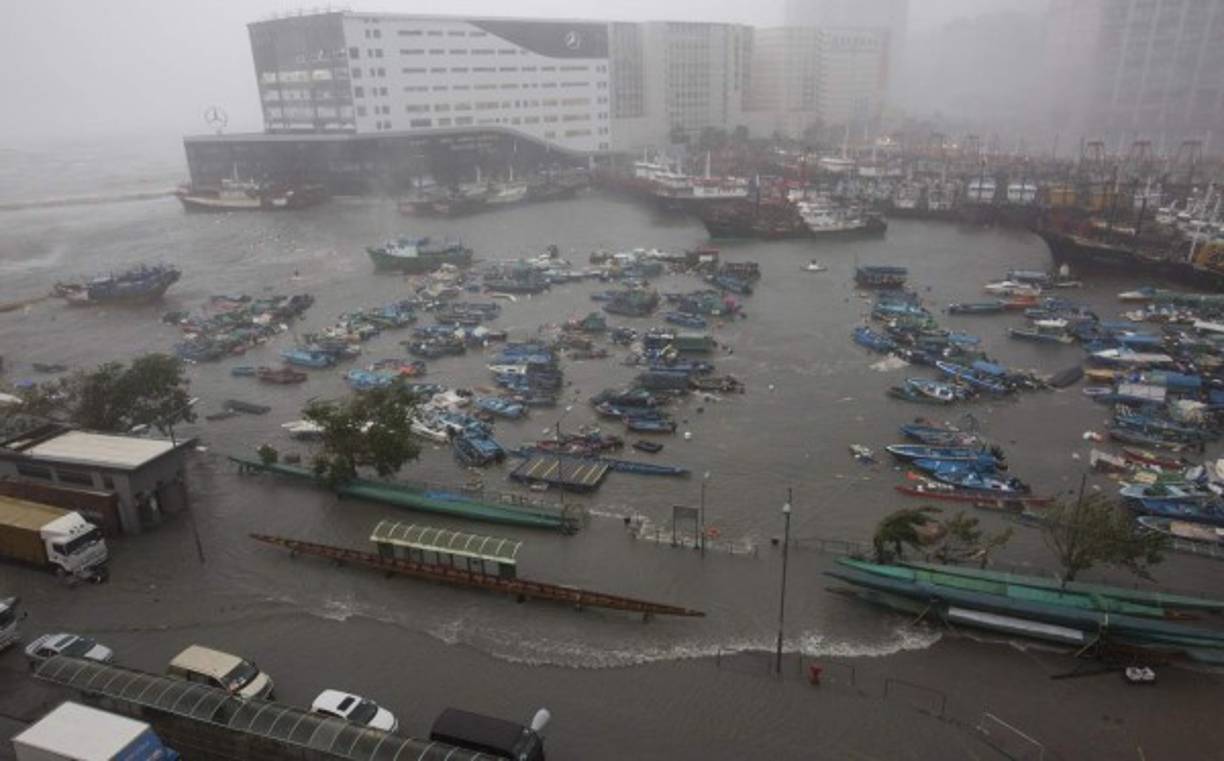 El supertifón Mangkhut sembró el caos este domingo en Hong Kong donde hizo temblar literalmente los rascacielos y causó graves inundaciones, tras haber golpeado el norte de Filipinas causando al menos 59 muertos.