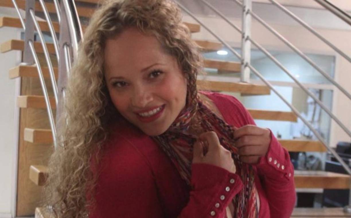 Irreconocible luce la cantante Erika Alcocer, exparticipante del programa La Academia de TV Azteca, luego de perder más de 88 libras. <br/><br/>La cantante ha cambiado completamente sus hábitos de vida y se ha convertido en una esbelta mujer que alienta a otros a través de su cambio.