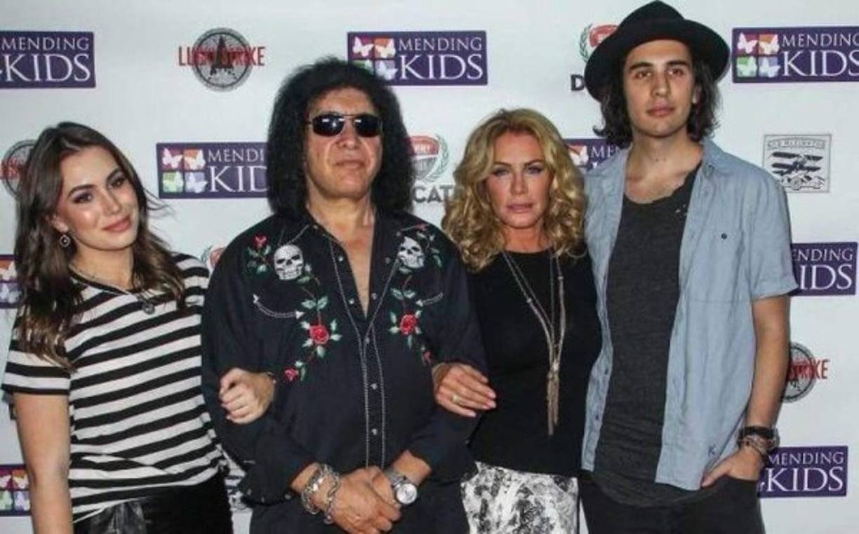 Gene Simmons<br/><br/>El bajista legendario de la banda 'Kiss' también decidió transferir su dinero para una buena causa. Los 300 millones de dólares que ganó el músico serán transferidos casi por completo a organizaciones sin fines de lucro. Gene dice que tal decisión ayudará a sus hijos a aprender a “volar” por su propia cuenta y a seguir su propio camino. Al mismo tiempo, Nick y Sophie recibirán un subsidio anual, para el alquiler y las necesidades diarias.<br/><br/><br/>