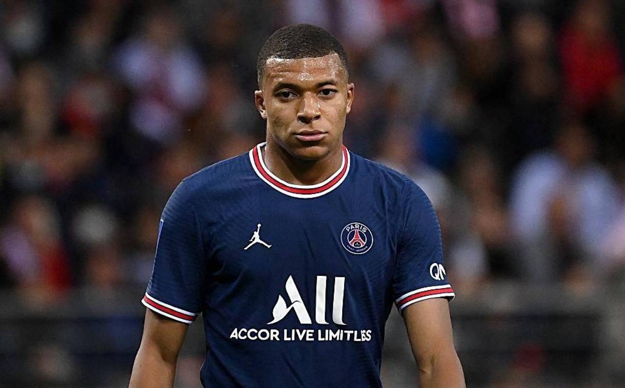 Con su exclusión, la directiva del club parisino busca presionarlo para que renueve su contrato un año más, hasta junio de 2025, o se marche este mismo verano, pero con un fichaje.