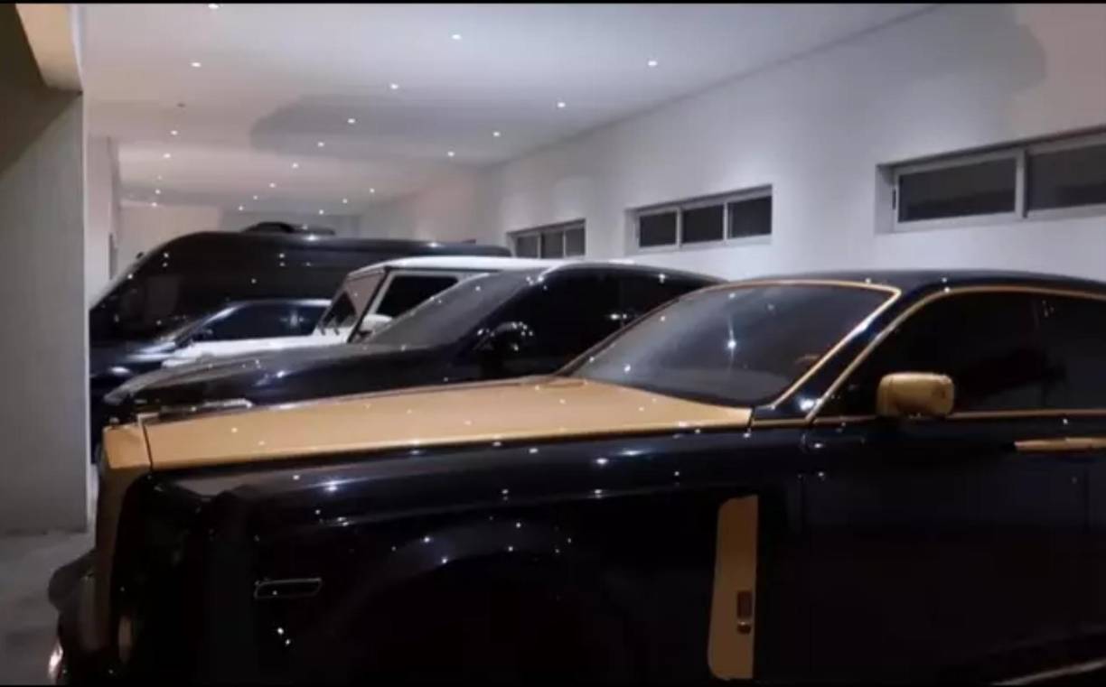 En el vídeo también se puede observar el garaje que tiene en la mansión y se ven algunos de los coches de lujo que tiene el futbolista, que no están al alcance de cualquiera.