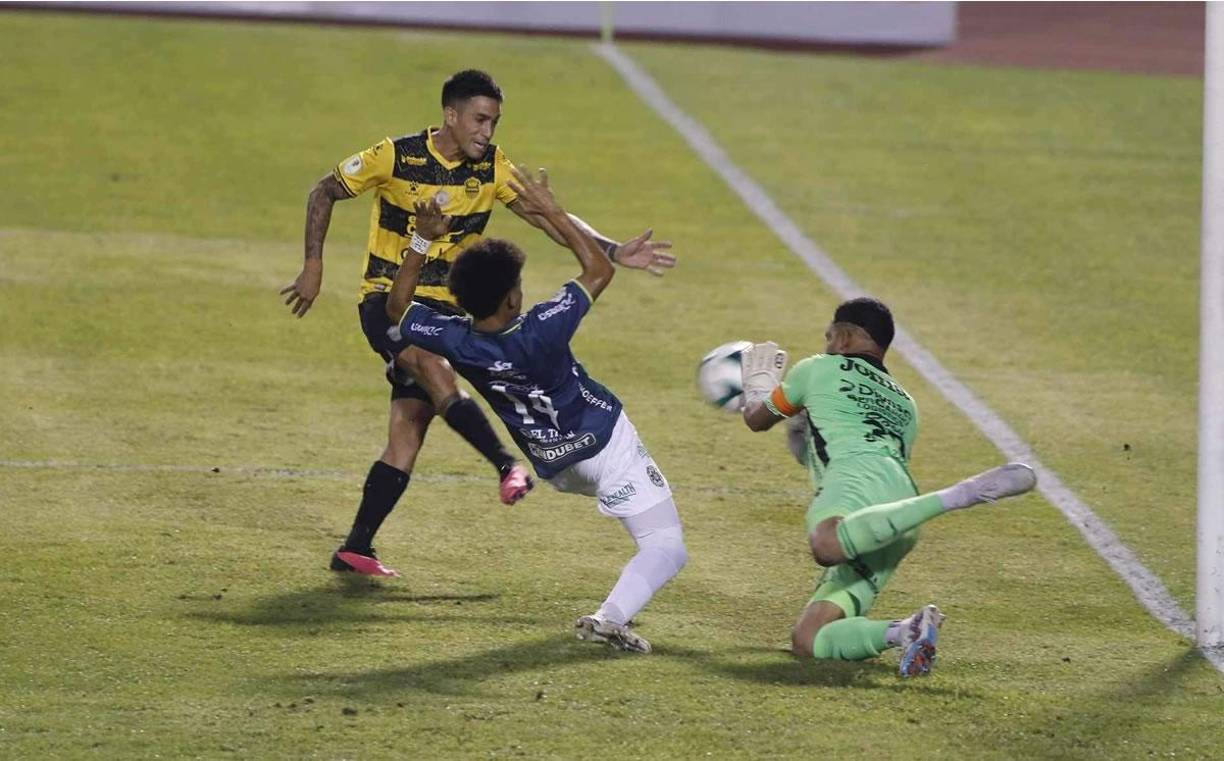 ¡TAPADÓN! Así salvó el portero panameño César Samudio al Marathón tras este disparo de Juan Vieyra. Antes había tapado un cabezazo de Ramiro Rocca.